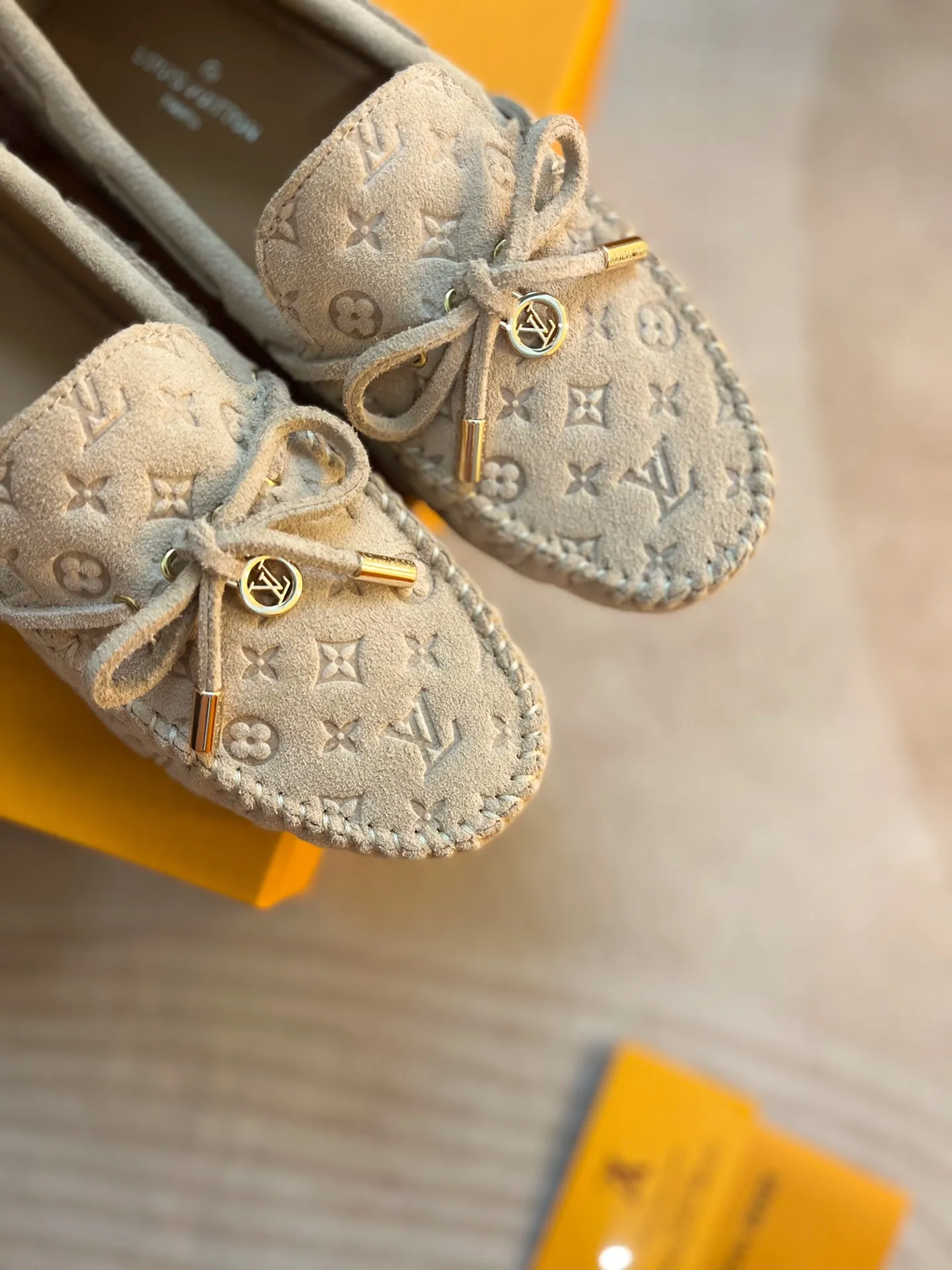 p460💰Couple model❤️🇫🇷 𝙇𝙤𝙪𝙞𝙨 𝙑𝙪𝙞𝙩𝙩𝙤𝙣 🇫🇷Louis Vuitton 2023 Classic𝓛𝓿 𝓣𝓻𝓪𝓲𝓷𝓮𝓻 Sports Series ➪➪➪¯ [Arizona Doudou Shoes Series] ▪️▪️▪️Arizona slip-on shoes are made of Monogram Eclipse canvas. Its hand-painted and dyed edges and hand-sewn uppers fully demonstrate Louis Vuitton's traditional shoemaking craftsmanship. This slip-on shoe is very lightweight. The integrated tongue and upper make it particularly comfortable and flexible. The soft outsole is equipped with rubber padding. Decorated with matching sash. Detailed features: ☑️Monogram Eclipse canvas ☑️Black Eclipse pattern ☑️Hand-painted shoe edges ☑️Hand-sewn uppers (each pair takes time to process) ☑️Integrated tongue and upper construction ☑️Outsole equipped with rubber lining ☑️size: 35_46